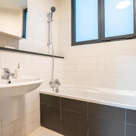 Apartment Sublime Downtown Retreat By Elsa, 180m2