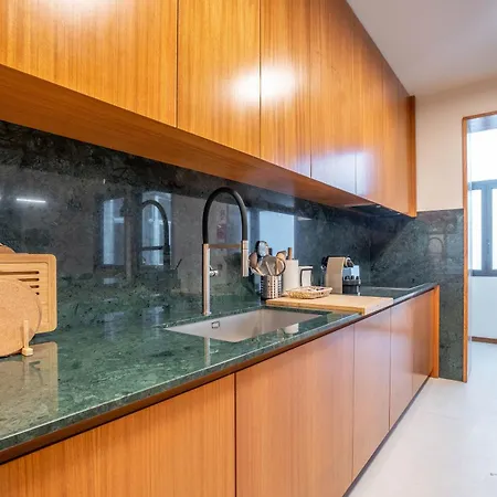 Sublime Downtown Retreat By Elsa, 180m2 Апартаменты